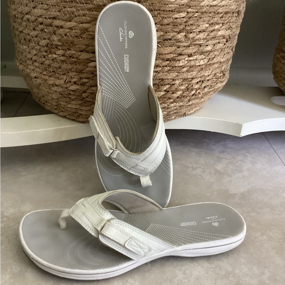 ☀️ CLARKS White Sandals 9 EUC Sea Breeze Thong Contour Sole
